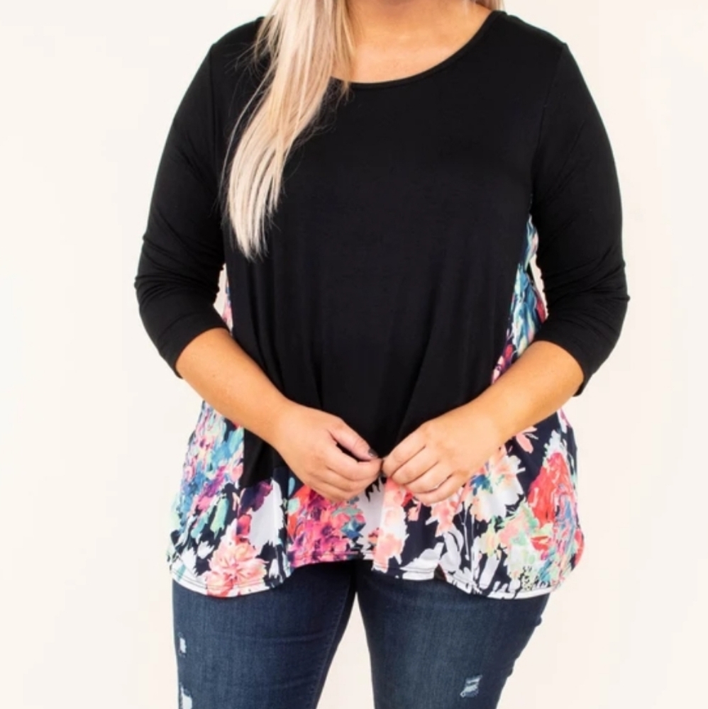 *SOLD* Black and Floral Quater Length Sleeve Top